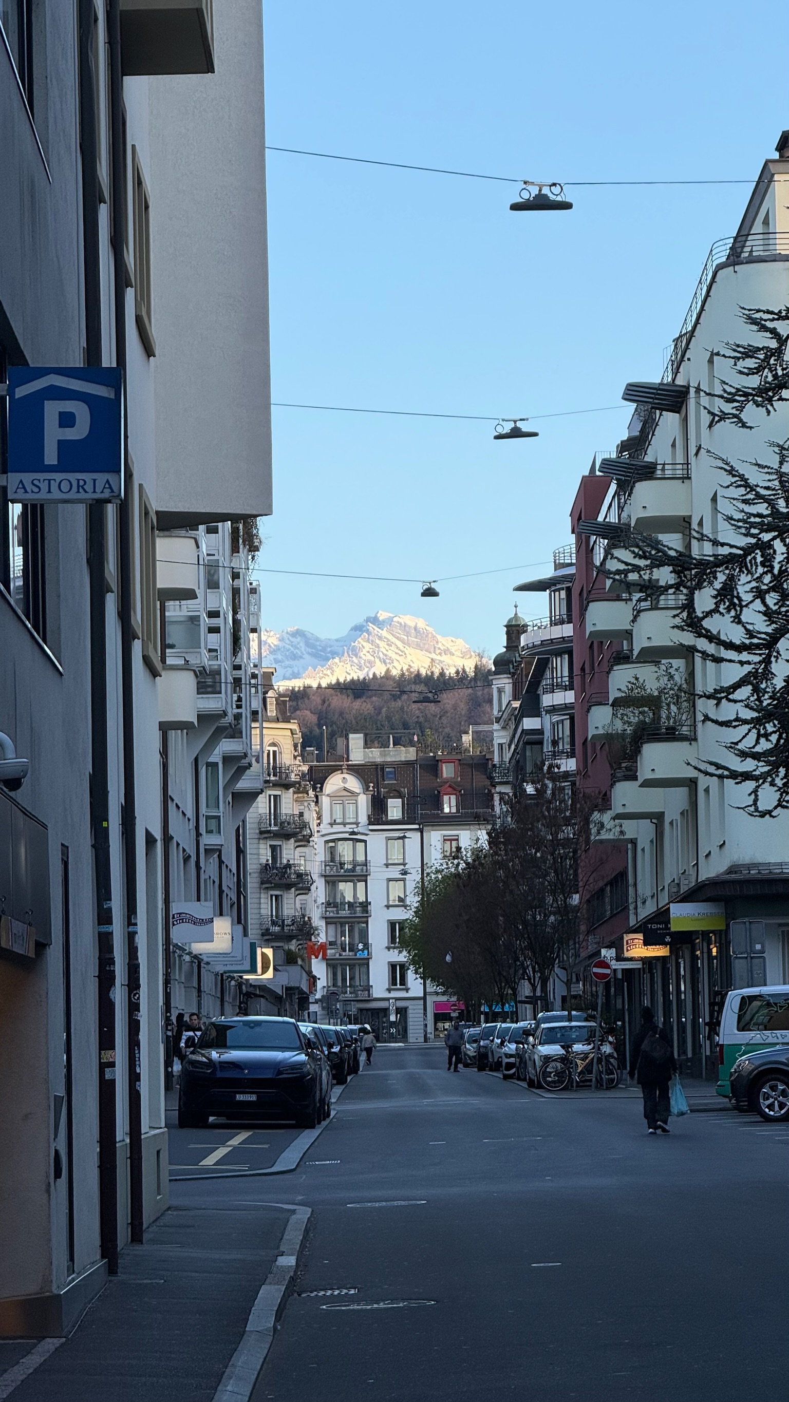 Ciudad suiza al atardecer